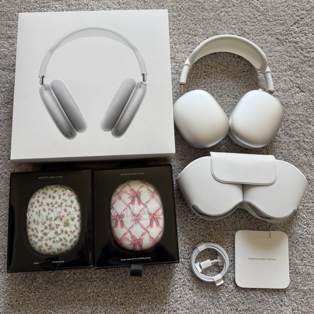 Apple AirPod max Headphones with Accessories